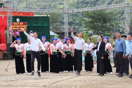 Đồng chí Thơưx ban Nội chính Tỉnh ủy côngv Hnuz grâuv pax hur si pêx xênhv thôngx siaz ntơưv jok Mường Chiến