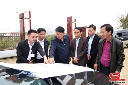 Đồng chí Phó Bí thư Thường trực Tỉnh ủy dàm cánh dệt vịa cắp Đảng ủy xã Phiềng Căm