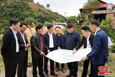 Đồng chí Phó Bí thư Thường trực Tỉnh ủy muk shuôk thiaz đros Đảng ủy xã Phiêng Cằm uô hâux lưv