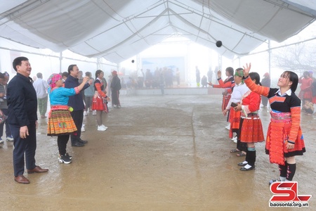 Đồng chí Phó Chủ tịch Thường trực UBPX tỉnh côngv Hnuz grâuv pax tas nro pêx xênhv thôngx siaz ntơưv jol Tà Xùa 