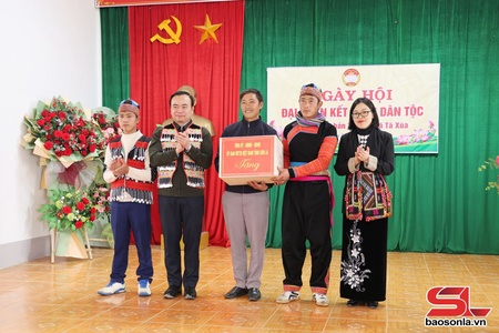 Standing Vice Chairman of provincial People’s Committee attends Great National Unity Festival in Ta Xua hamlet