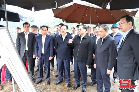  Phó Thủ tướng Chính phủ kiểm tra vịa dệt dượn, chấp năm dự án xók pày tang ma cánh chấp năm chính quyền địa phương 2 cấp nẳng tỉnh Sơn La