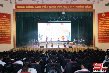 Trương Đại học Tây Bắc chôm mâng bốn sường 50 pì chiềng xuấn tánh mương CHDCND Lao