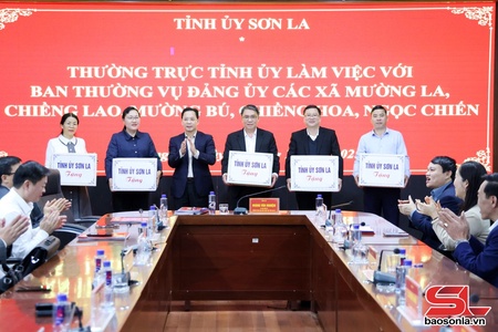 Đồng chí Bí thư Tỉnh ủy đros Ban Thường vụ Đảng ủy têx xã thax tsav Mường La uô hâux lưv