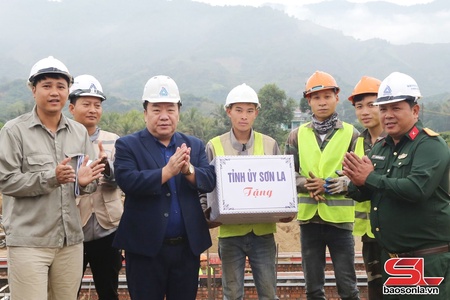 Đồng chí Phó Bí thư Tỉnh ủy uô hâux lưv ntơưv xã Chiềng Khương