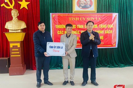 Provincial leaders visit, present gifts to Long He people