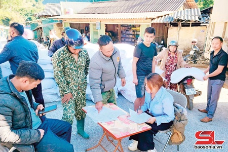 Co Ma distributes 44 tonnes of rice, salt