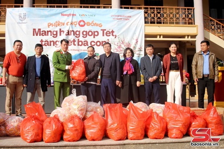  "Phiên chợ pải chương báu àu ngơn” nẳng Ngọc Chiến