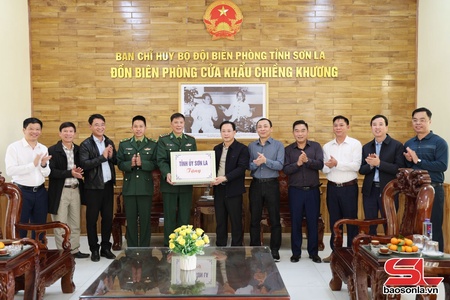  Đồng chí Bí thư Tỉnh ủy xáo hụ nả vịa nẳng xã Chiêng Khương