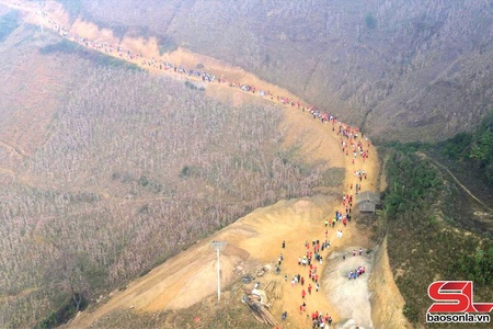 Lov jêv ntưk đhia “Muk trâu xiv pax thơưr jơưk” jok Cát Lình