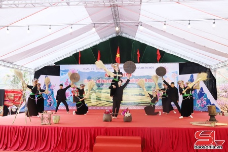 Công diễn lau pưng bai khắp xe muôn cánh dỏng tháo xỉn sưa nựa nung chựa nọi côn xã Huổi Một