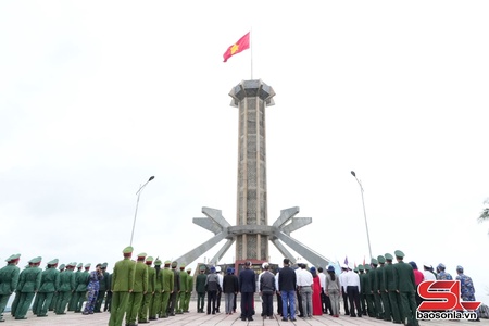 Working delegation of Naval Region 3 pays Tet visit to Con Co special zone