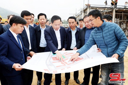 Thường trực Tỉnh ủy kiểm tra vịa chấp năm pưng công trình, dự án nẳng pưng xã Chiêng Khoong, Sông Mã