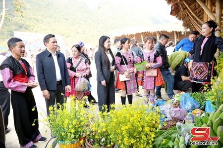 Pộn dỏn phiên chợ xuân Chiêng Hặc