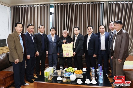 Provincial Party chief visits, presents gifts to policy beneficiary families