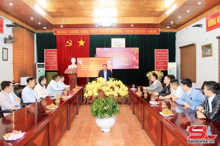 Provincial VFF Committee leader presents Tet gifts to enterprises