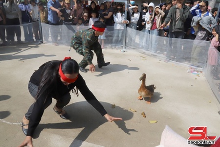 Lov jêv ntưk têx cêr siz tưr ntơưv jias grâuv pax qơư hlơưr shaz Hai Bà Trưng