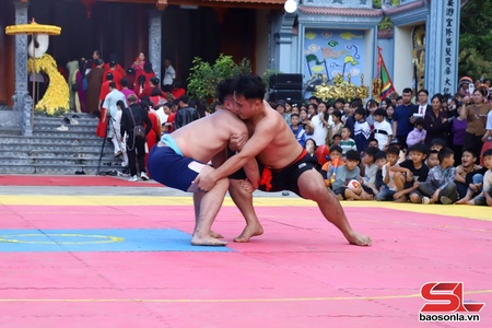 Phọn nương pưng khong ỉn ngươn lang nẳng pàng hội tảy hường nẳng hươn sơ xòng pả Trưng Trắc- Trưng Nhị