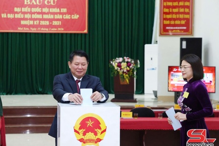 Đồng chí Phó Bí thư Thường trực Tỉnh ủy, Chủ tịch HĐND tỉnh chôm hặp khày pàng cánh chấp năm quyền công dân nẳng xã Mai Sơn