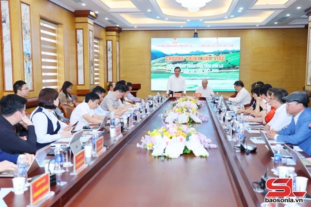 Đồng chí Phó Chủ tịch Thường trực UBPX tỉnh uô nuv đros Hiệp hội Nuôv zax Việt Nam