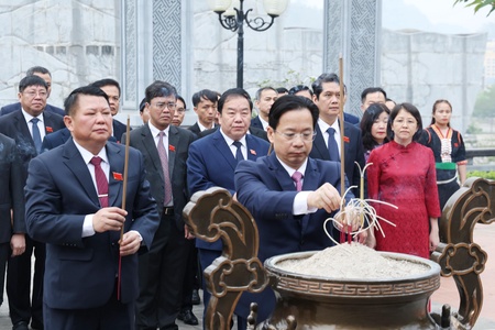  Pưng đồng chí uồn pa tỉnh cánh đại biểu HĐND tỉnh tảy hường nẳng Hươn sơ Pú Hồ cánh Nghĩa trang Liệt sĩ Hươn tu Sơn La