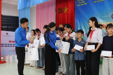 Chương trình hák muôn chàư choi vịa “Bườn 3 đèn mương” nẳng xã Xuân Nha cánh Chiềng Sơn