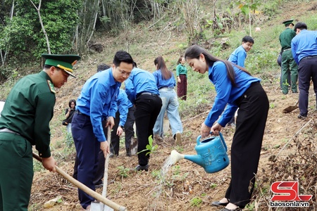 Chương trình hák muôn chàư choi vịa “Bườn 3 đèn mương” nẳng xã Xuân Nha cánh Chiềng Sơn