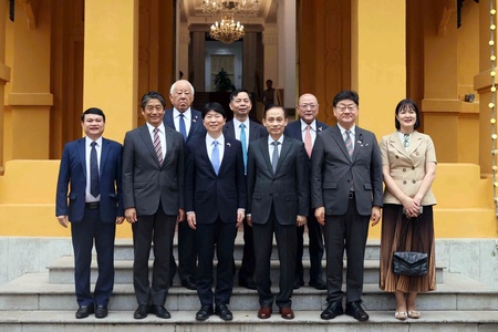 Đồng chí Bộ trưởng Ngoại giao tiếp Thống đốc tỉnh Okayama, Nhật Bản