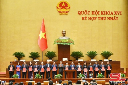 Chủ tịch Quốc hội giào Nghị quyết phê chuẩn vịa bau Trưởng Mú ĐBQH tỉnh Sơn La khóa XVI