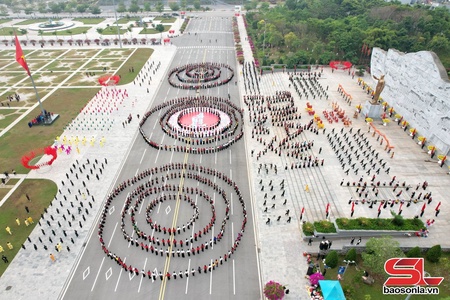 “Àu khửn chiên cái nẳng sân khấu” pưng khòng khun văn hóa chăn đì