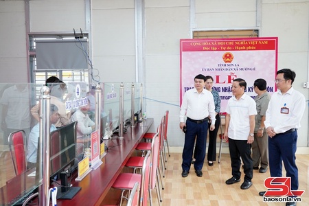 Vice Chairman of provincial People’s Committee inspects administrative reform in Muong E commune