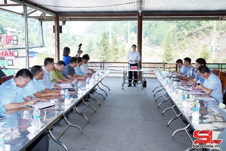 Đồng chí Phó Chủ tịch UBND tỉnh kiểm tra nả vịa piến máư chỉa lai hành chính nẳng xã Mường É