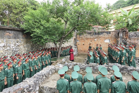 New recruits of Regiment 754 receive tradition education