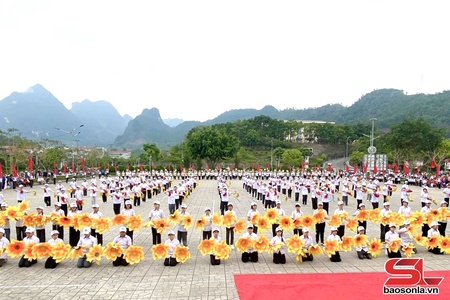 Piz Đại hội Thể dục thể thao xã Quỳnh Nhai jias tiv