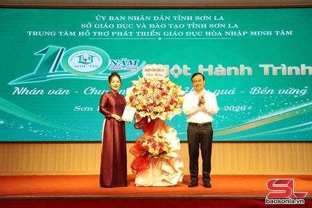Lễ bốn sường 10 pì tẳng có Trung tâm Choi dừa pưng côn ngoi ke, pưng làn nọi nhăng pọ dạk cha Minh Tâm