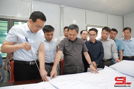 Đồng chí Chủ tịch UBPX tỉnh cxênhz yuôx cêr lês dự án cêr yêz muk chênhr Hòa Bình - Mộc Châu