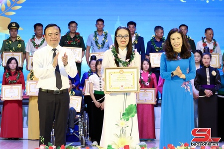 Lễ nhôm xỏng học bổng "Ép báu mi chơ tun" pì 2026