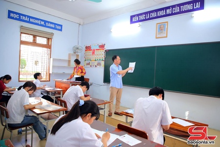 Thí sinh thì lẹo môn Ngữ văn kỳ thi tuyển sinh khảu lớp 10 THPT