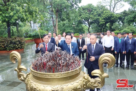 Lao provinces' officials pay tribute to martyrs at Son La Prison