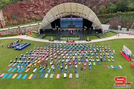 Phọn nương Mự hội Quốc tế Yoga nẳng phổng phiềng piêng Mộc Châu