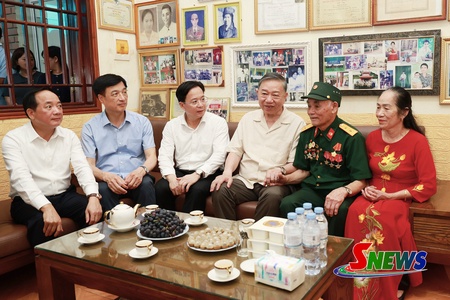 Vietnam’s top leader visits, presents gifts to revolutionary contributors in Son La province