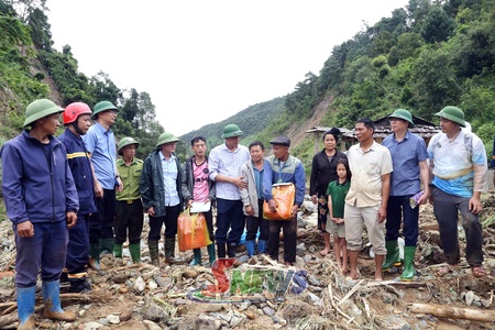  Vice Chairman of provincial People's Committee inspects flood recovery efforts
