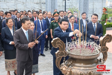 Vietnamese, Lao officials pay tribute to President Ho Chi Minh at Tay Bac Square