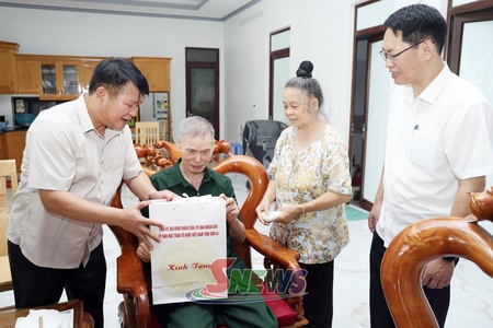 Provincial Party official visits, presents gifts to policy beneficiary families in Mai Son commune