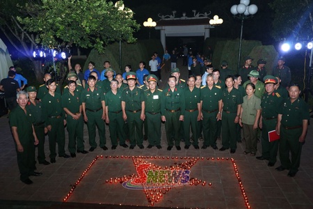Candle-lighting ceremony held in tribute to fallen soldiers at Mai Son Martyrs' Cemetery