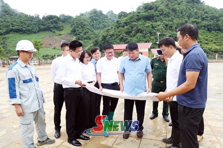 Đồng chí Phó Bí thư Thường trực Tỉnh ủy dệt vịa cắp Ban Thường vụ Đảng ủy xã Phiêng Pằn