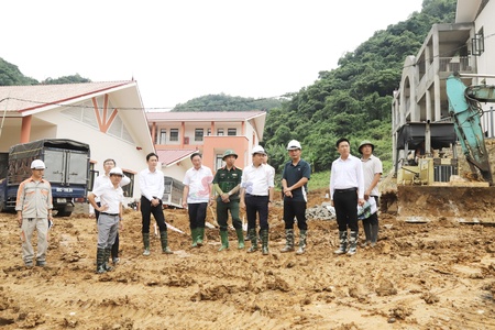 Đồng chí Chủ tịch UBPX tỉnh cxênhz hâux lưv cxiv puôz Yar cơưv phổ thông nội trú Tiểu học - THCS Phiêng Pằn