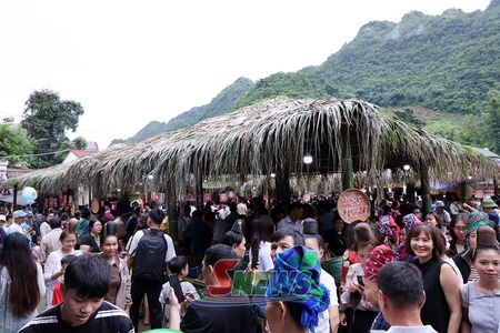 Muoi Noi Market opens