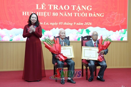 Vice President presents 80-year Party membership badges to Party members in Son La
