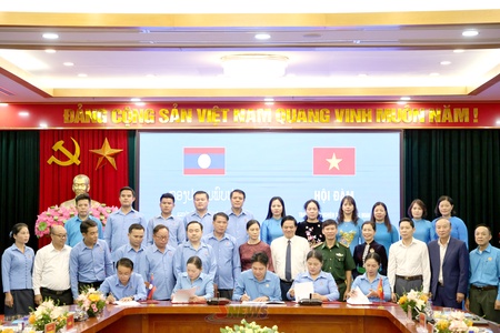Trôngx ndâux luk saz lax tsưr ziv lês côngz xưv Công đoàn ntơưv LĐLĐ tỉnh Sơn La thiaz Liên hiệp công đoàn 4 tỉnh têz qơưk Lok Tsuôk